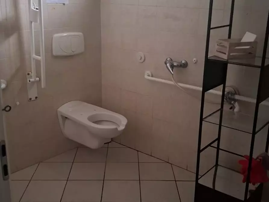 Immagine 5 di Bar / Ristorante in vendita  a Carrara