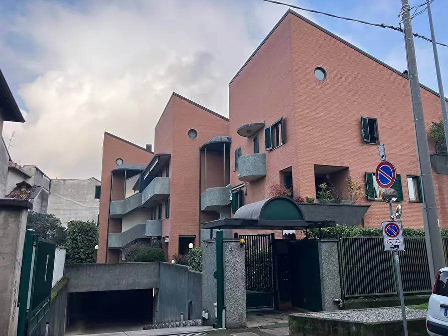 Immagine 1 di Garage in vendita  a Monza