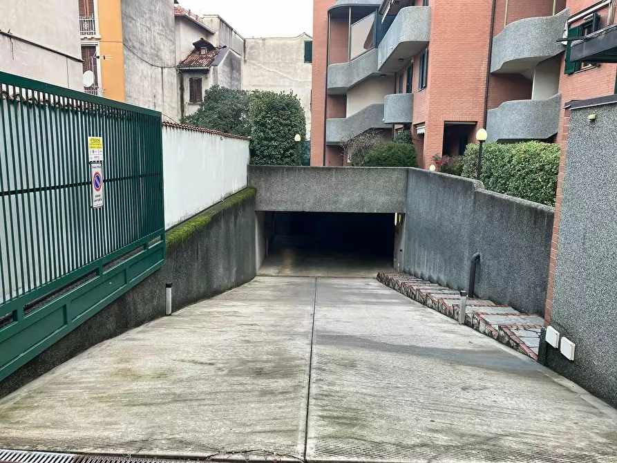 Immagine 2 di Garage in vendita  a Monza