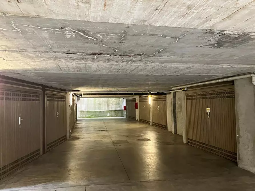 Immagine 3 di Garage in vendita  a Monza