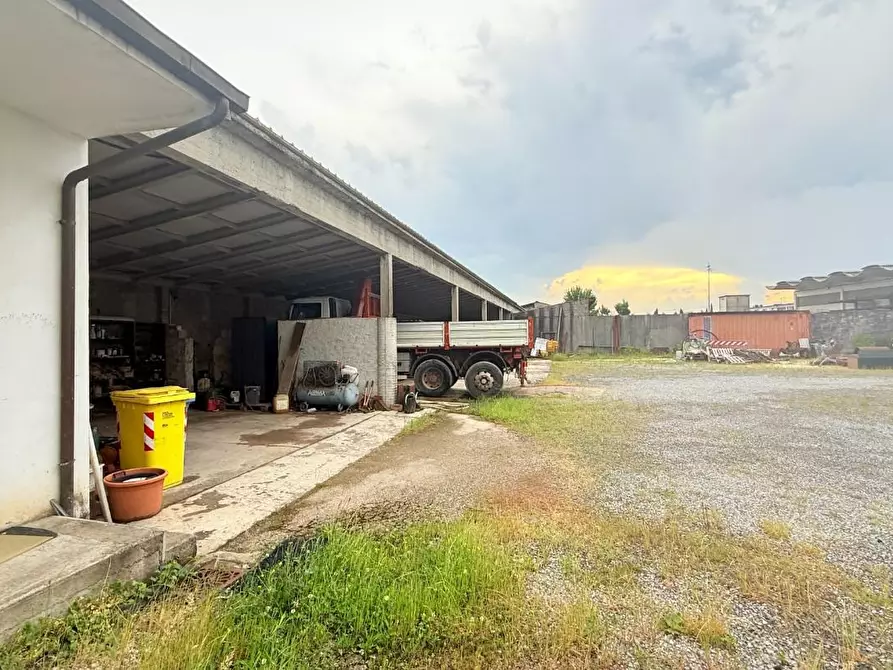 Immagine 3 di Attività artigianale in affitto  a Massa E Cozzile