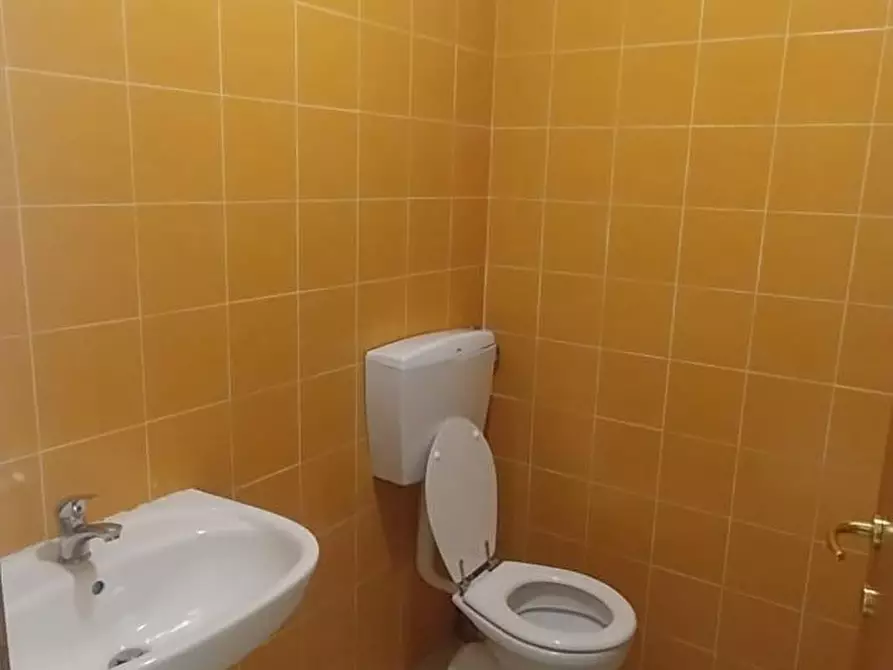 Immagine 10 di Ufficio in vendita  a Calci