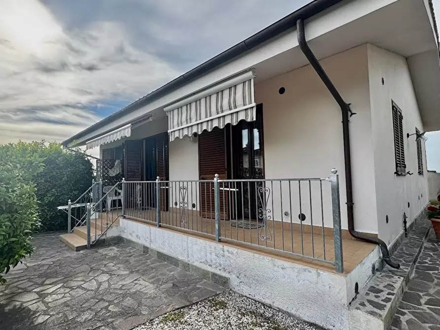 Immagine 2 di Villa in vendita  a San Giuliano Terme