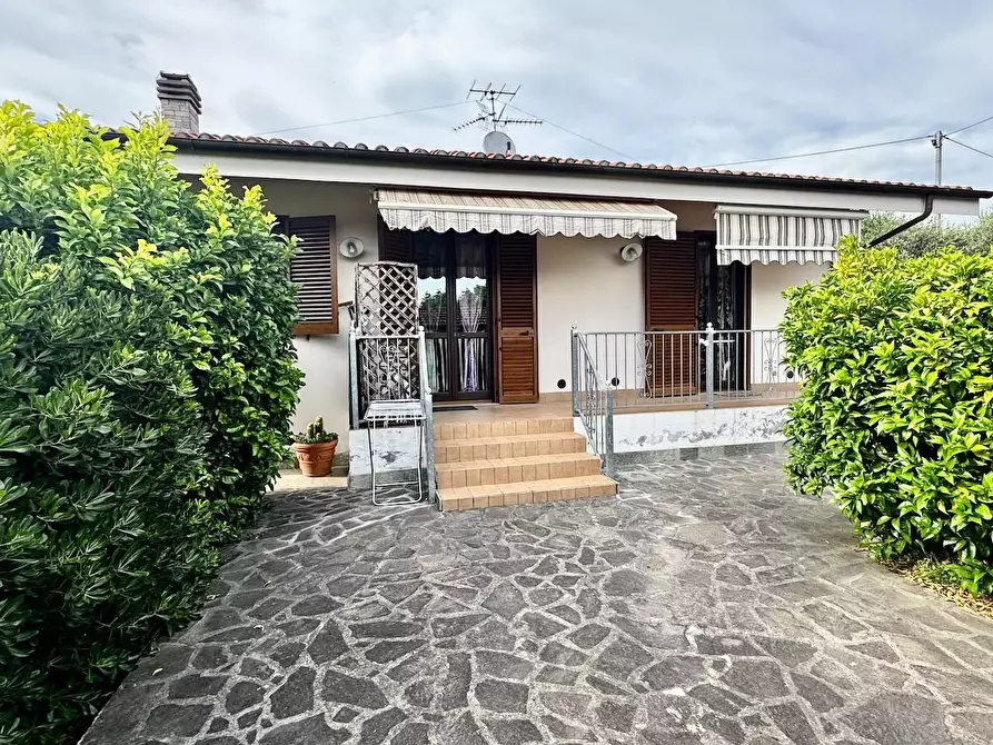 Immagine 1 di Villa in vendita  a San Giuliano Terme