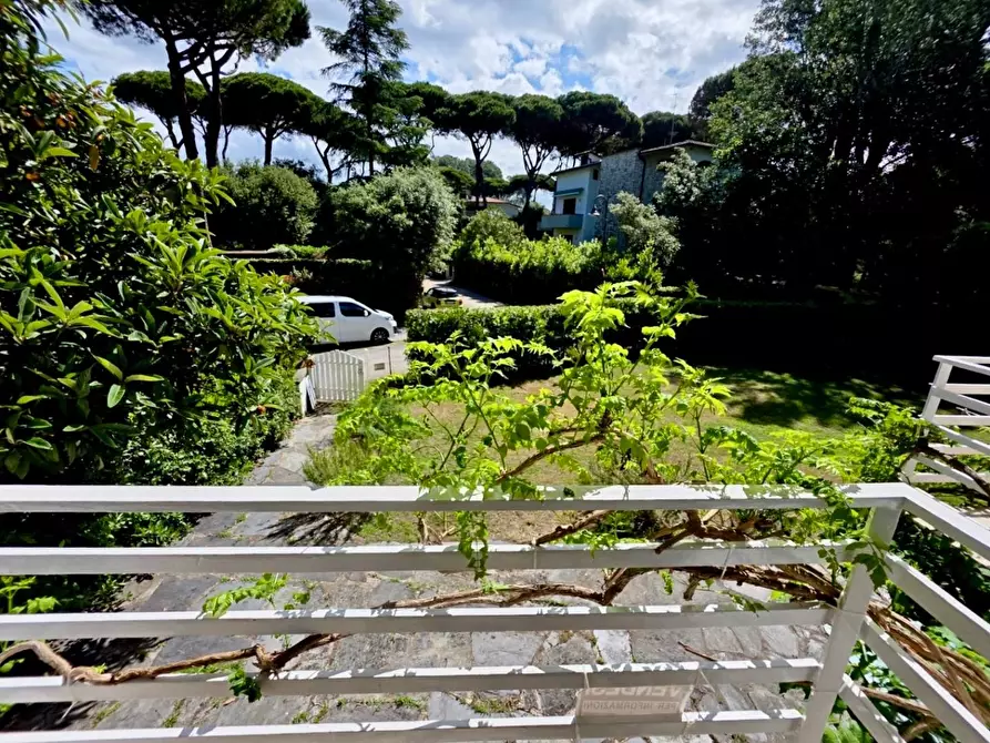 Immagine 4 di Porzione di casa in vendita  a Viareggio