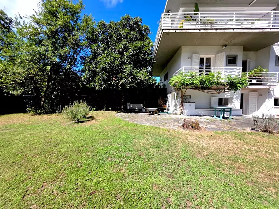 Immagine 1 di Porzione di casa in vendita  a Viareggio