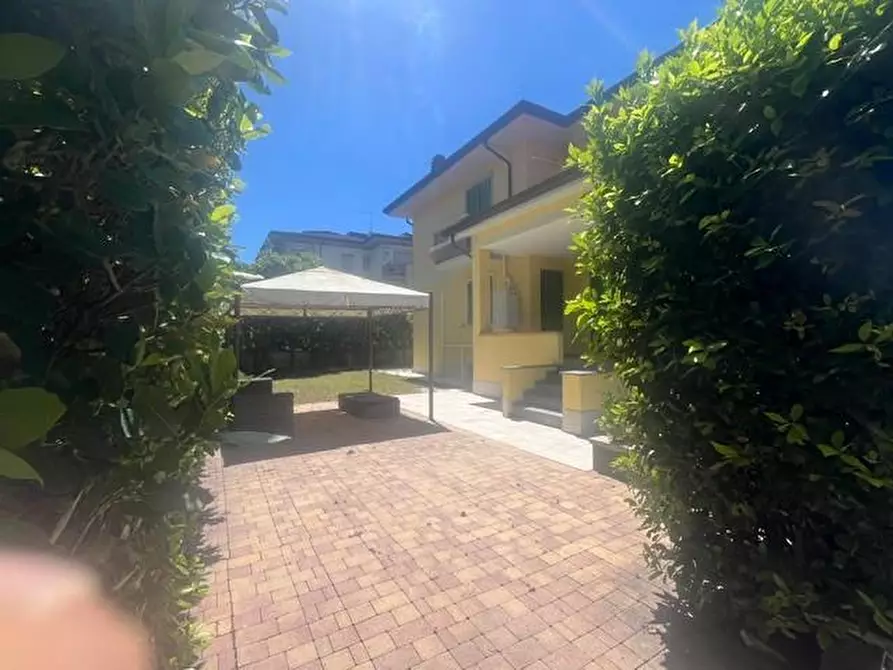 Immagine 7 di Casa bifamiliare in vendita  a Camaiore