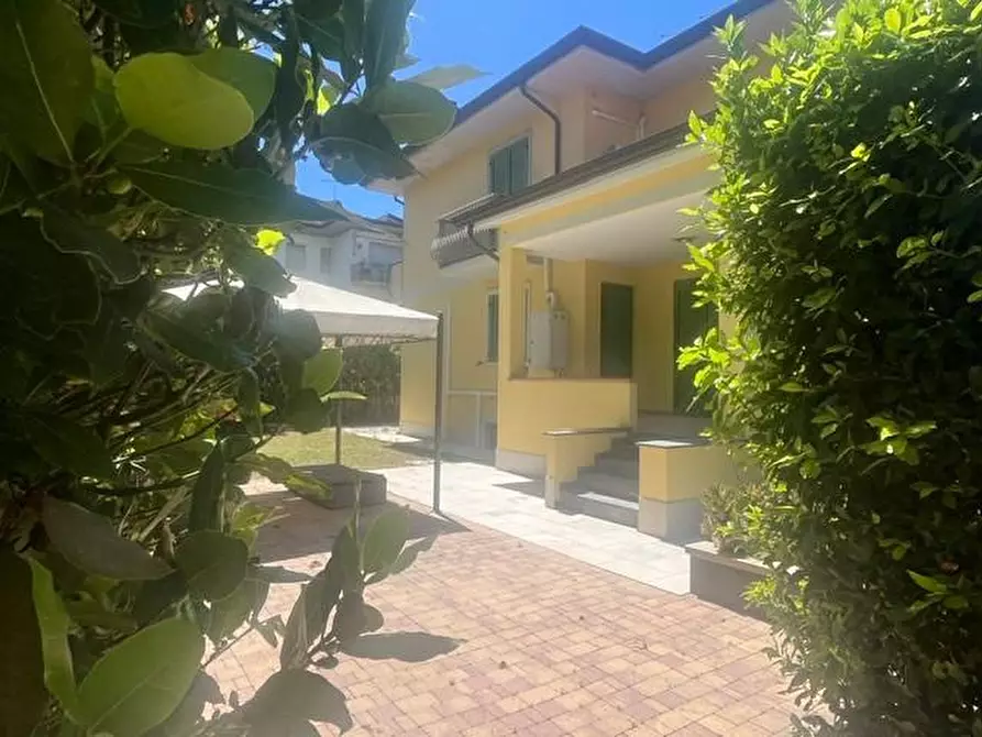 Immagine 1 di Casa bifamiliare in vendita  a Camaiore