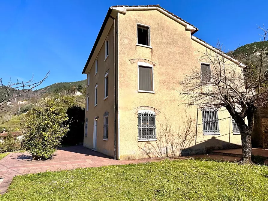 Immagine 1 di Casa colonica in vendita  a Pietrasanta