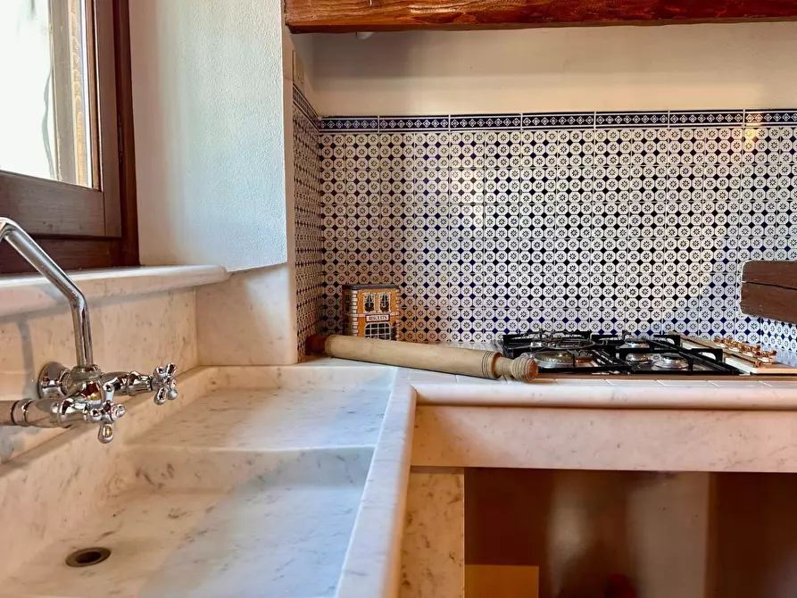 Immagine 16 di Casa colonica in vendita  a Pietrasanta