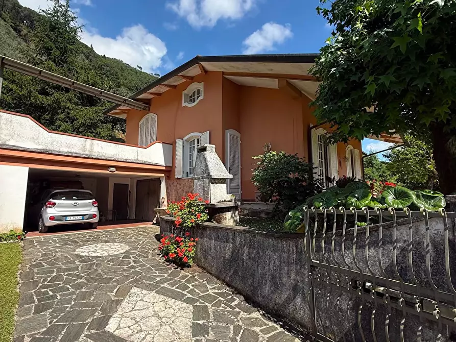 Immagine 10 di Villa in vendita  a Massa