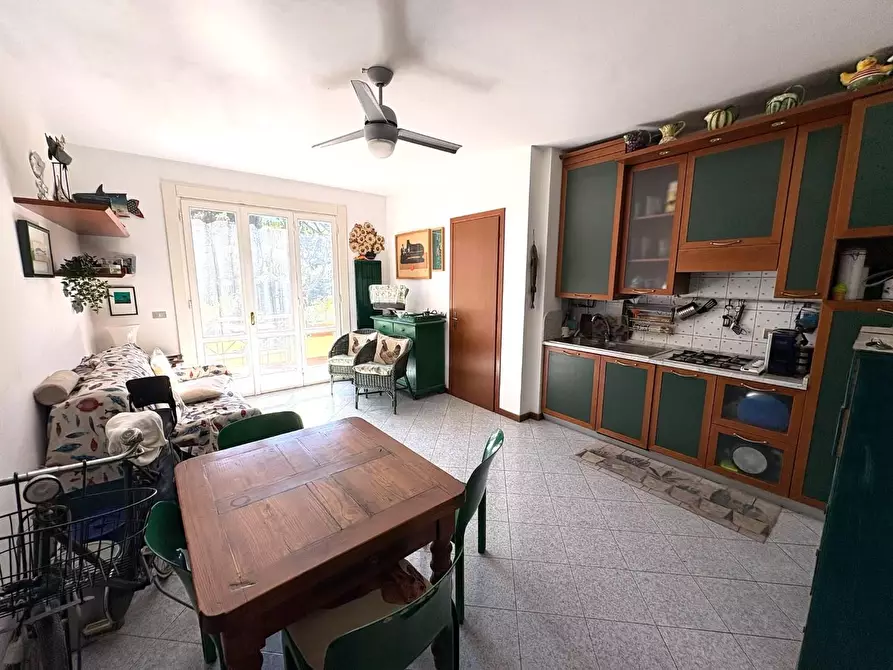 Immagine 2 di Appartamento in vendita  a Montignoso