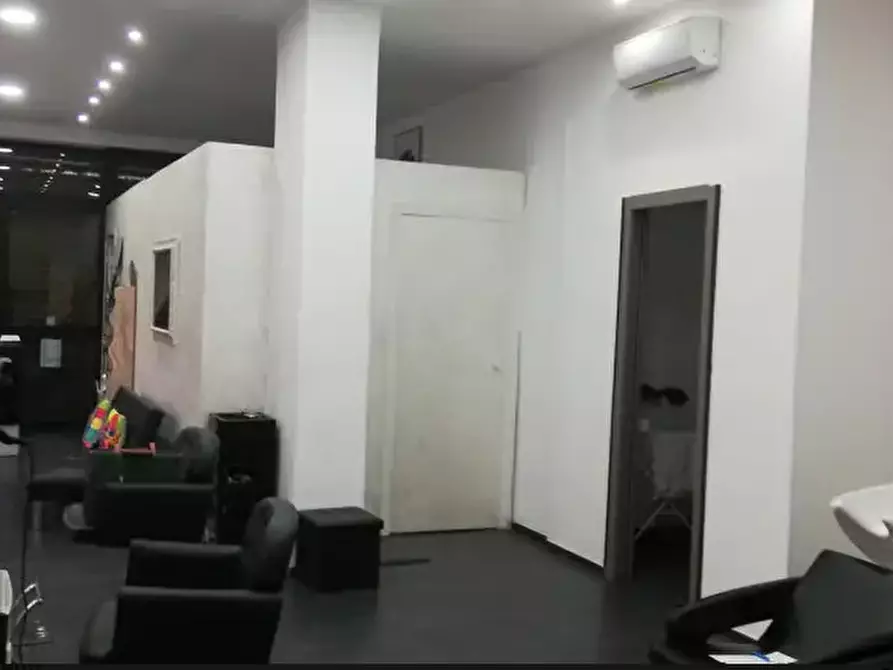 Immagine 4 di Negozio in vendita  a Torino