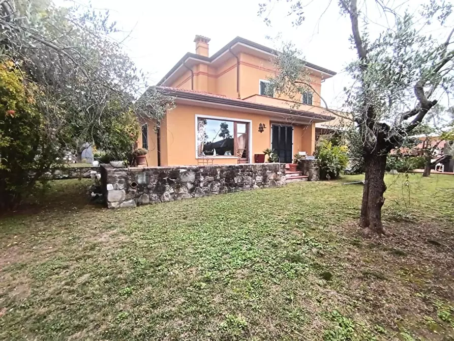 Immagine 3 di Villa in vendita  a Carrara