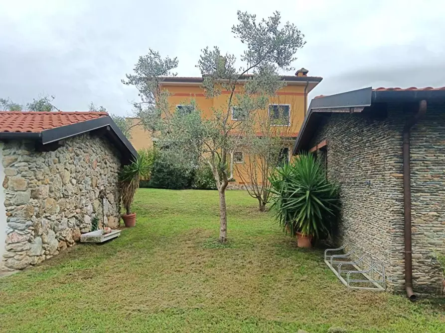 Immagine 8 di Villa in vendita  a Carrara