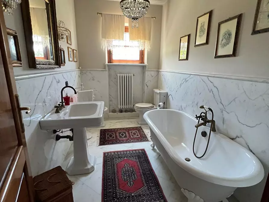 Immagine 18 di Villa in vendita  a Carrara