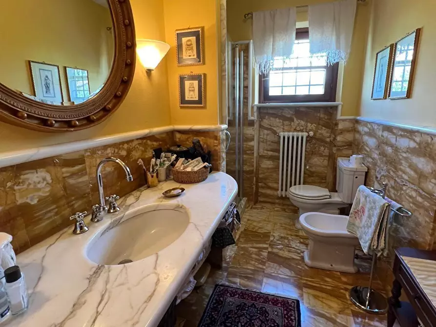 Immagine 25 di Villa in vendita  a Carrara