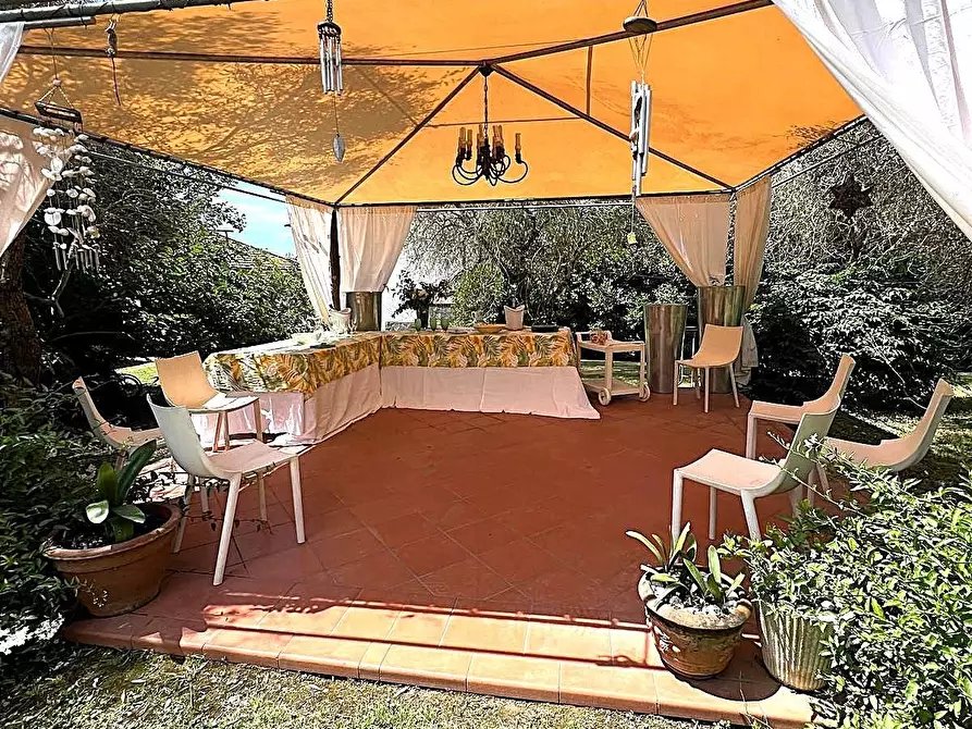 Immagine 38 di Villa in vendita  a Carrara