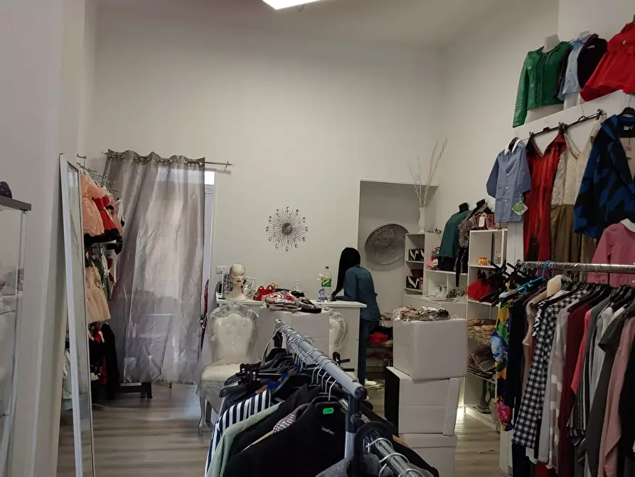 Immagine 2 di Negozio in vendita  a Torino