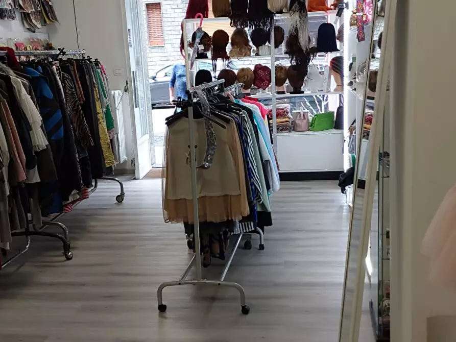 Immagine 3 di Negozio in vendita  a Torino