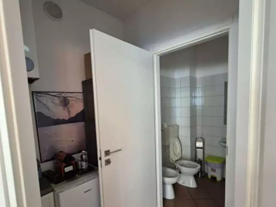Immagine 6 di Negozio in vendita  a Settimo Torinese