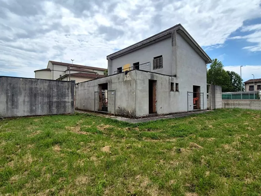 Immagine 11 di Villa in vendita  a Capannori