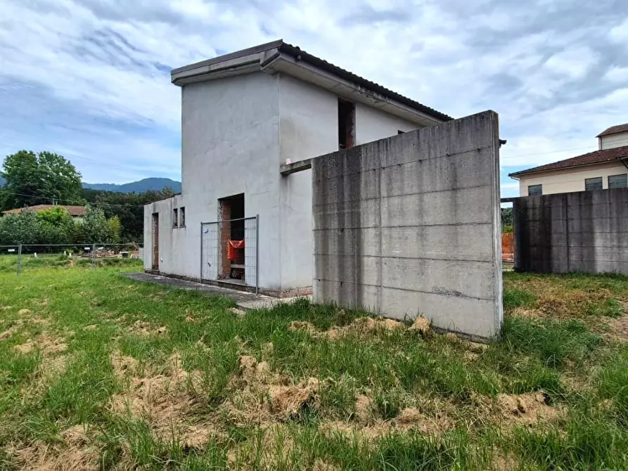 Immagine 15 di Villa in vendita  a Capannori