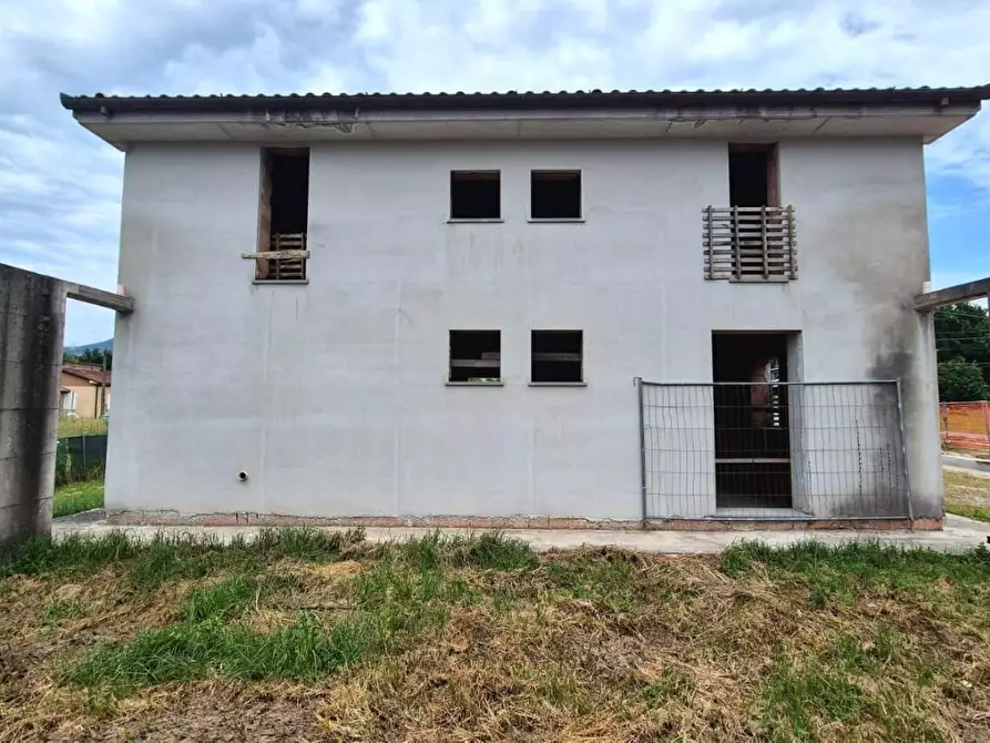 Immagine 10 di Villa in vendita  a Capannori