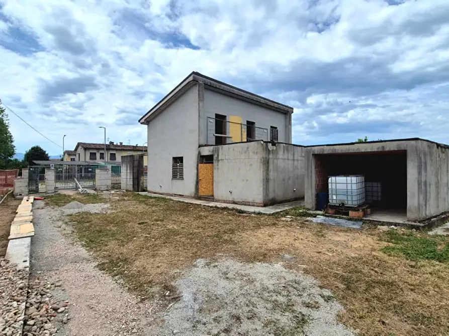 Immagine 12 di Villa in vendita  a Capannori