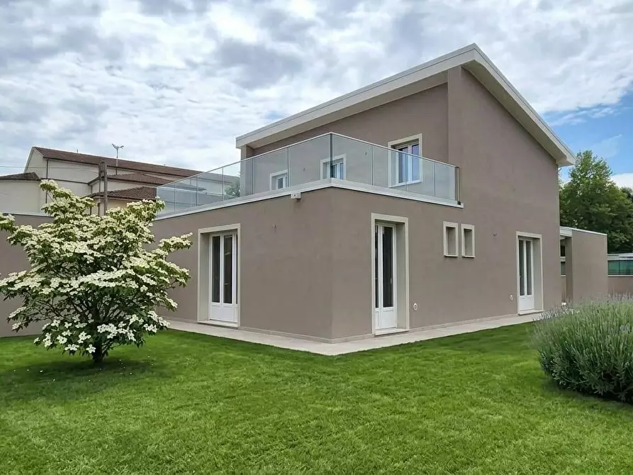 Immagine 1 di Villa in vendita  a Capannori