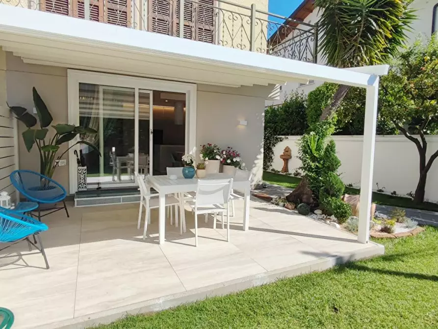 Immagine 3 di Porzione di casa in vendita  a Camaiore