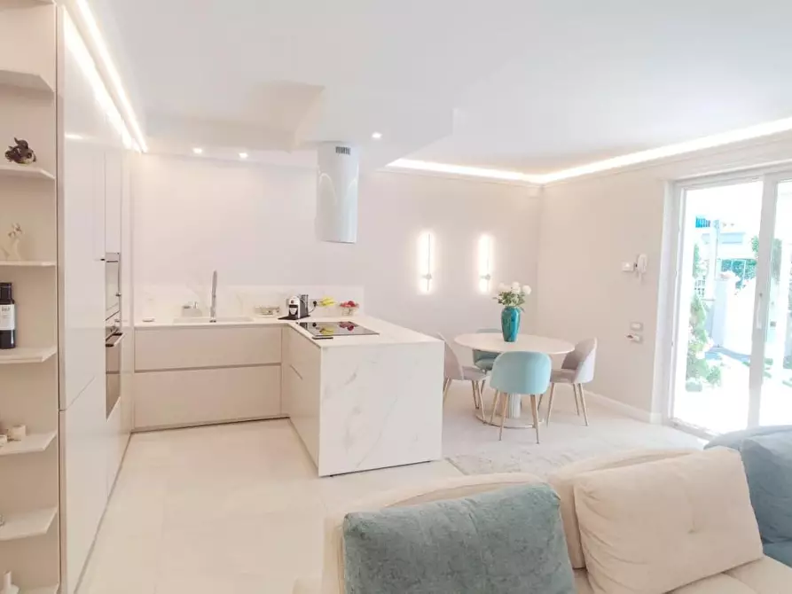 Immagine 1 di Porzione di casa in vendita  a Camaiore