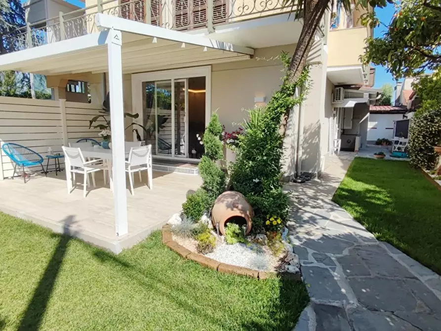 Immagine 2 di Porzione di casa in vendita  a Camaiore