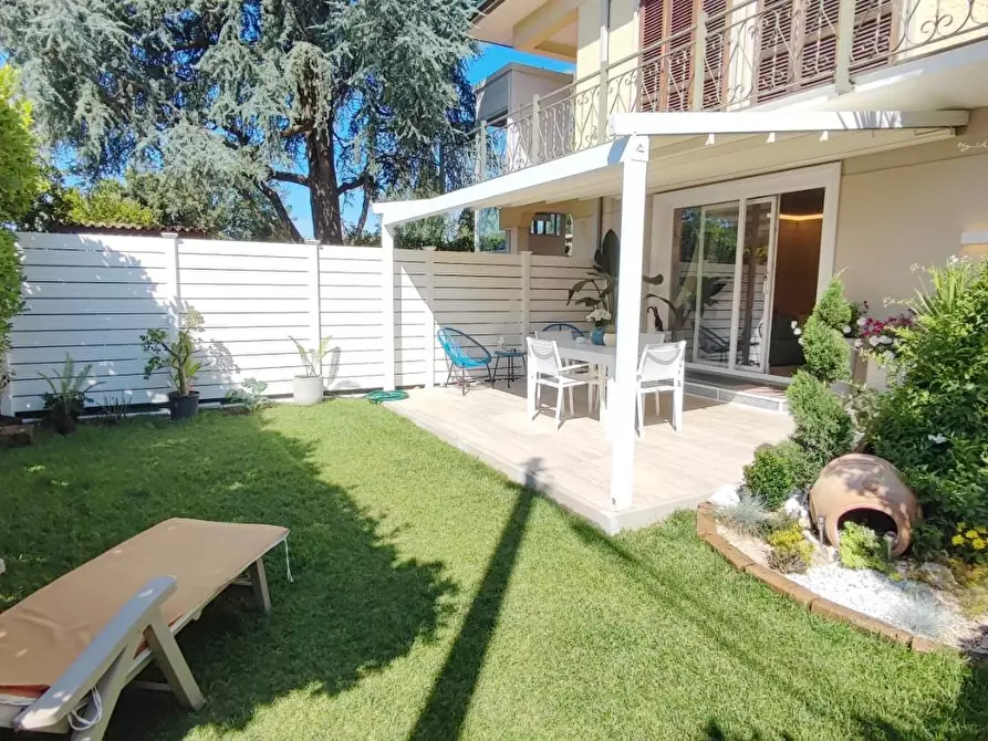 Immagine 4 di Porzione di casa in vendita  a Camaiore