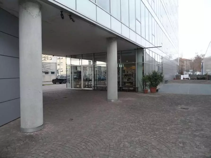 Immagine 1 di Locale commerciale in vendita  a Bergamo