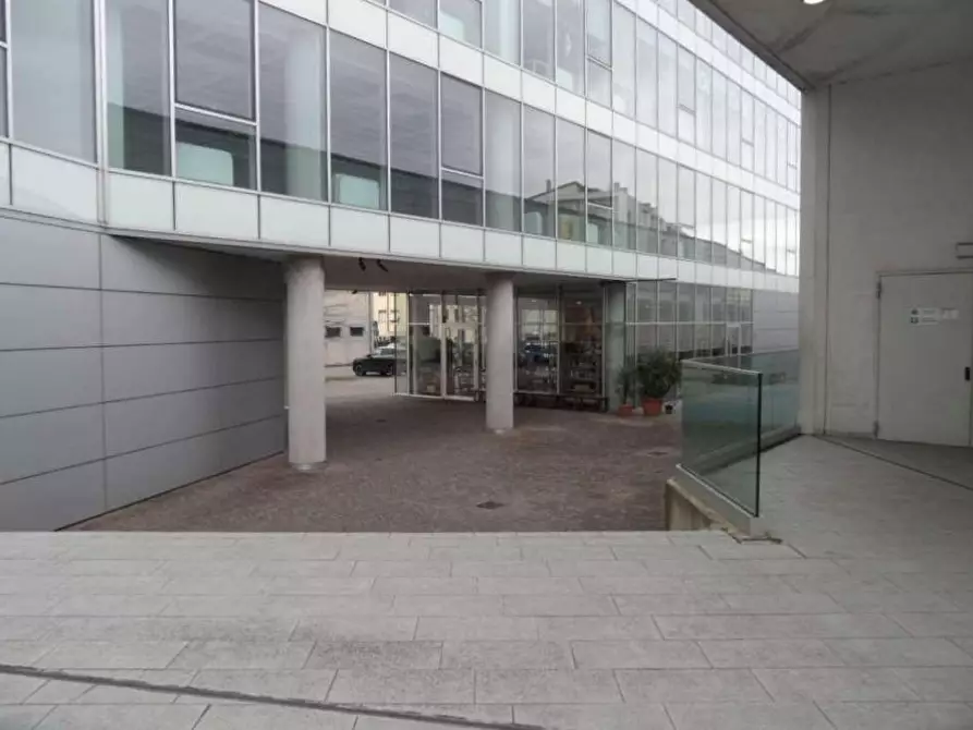 Immagine 2 di Locale commerciale in vendita  a Bergamo