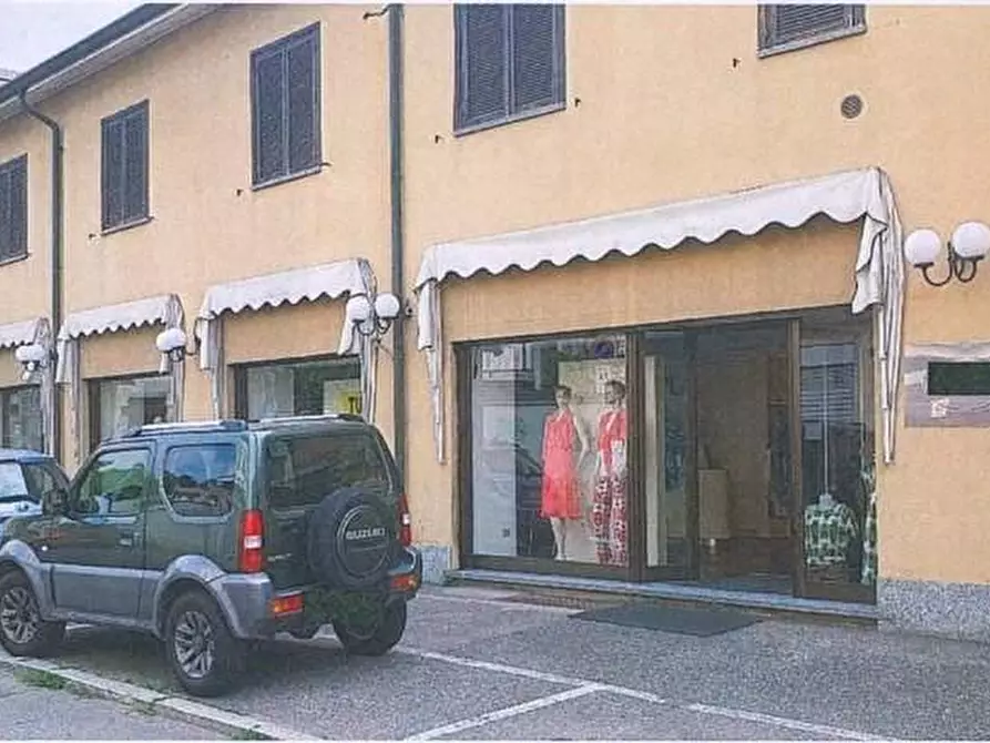 Immagine 2 di Negozio in vendita  a Bovisio-Masciago