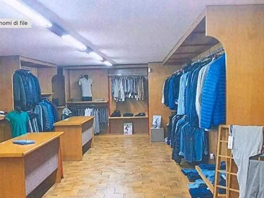 Immagine 4 di Negozio in vendita  a Bovisio-Masciago