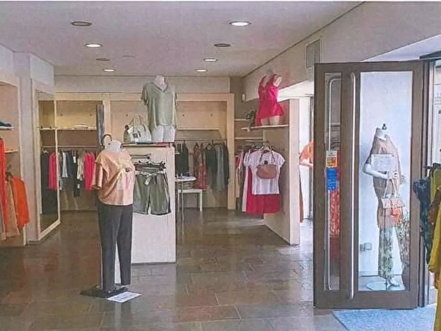 Immagine 5 di Negozio in vendita  a Bovisio-Masciago