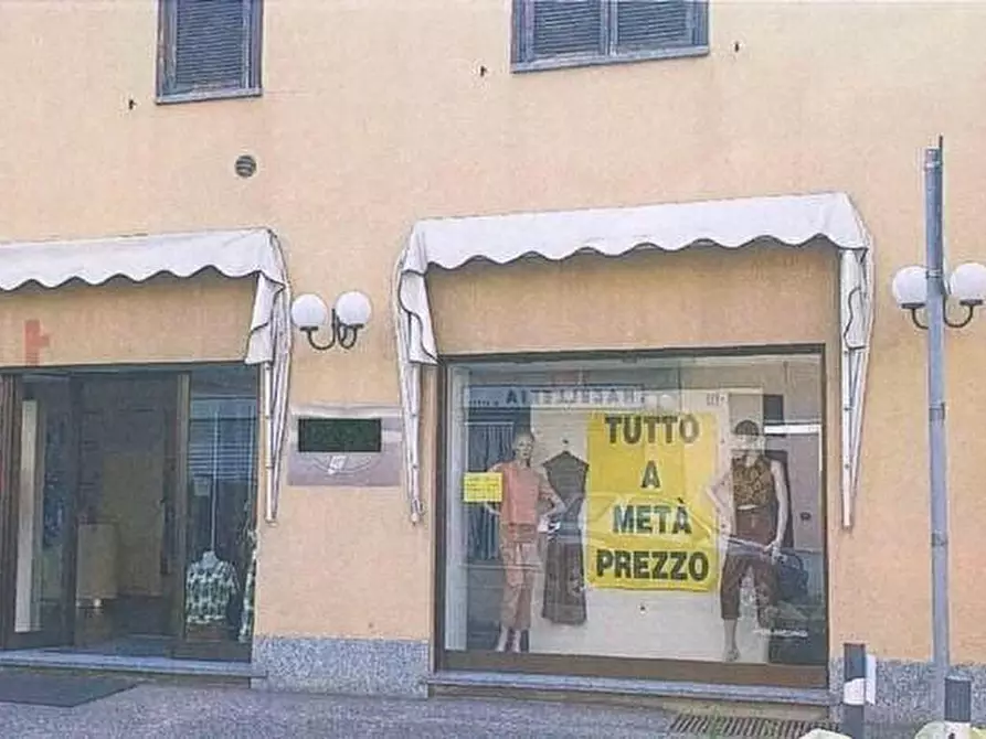 Immagine 1 di Negozio in vendita  a Bovisio-Masciago
