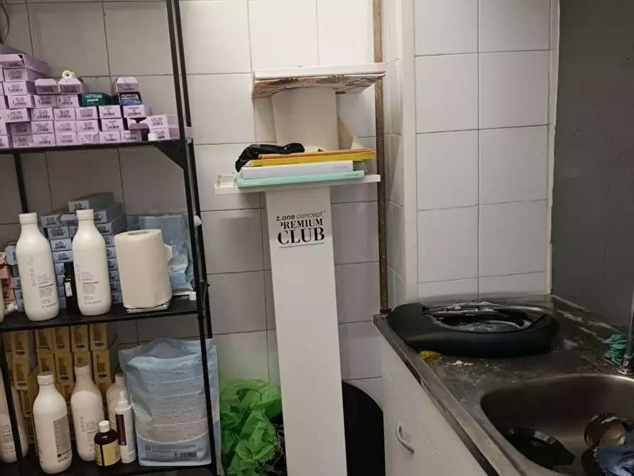 Immagine 10 di Locale commerciale in vendita  a Livorno
