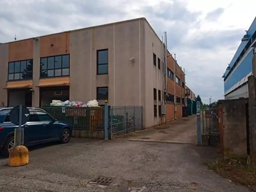 Immagine 2 di Capannone industriale in vendita  a Villasanta