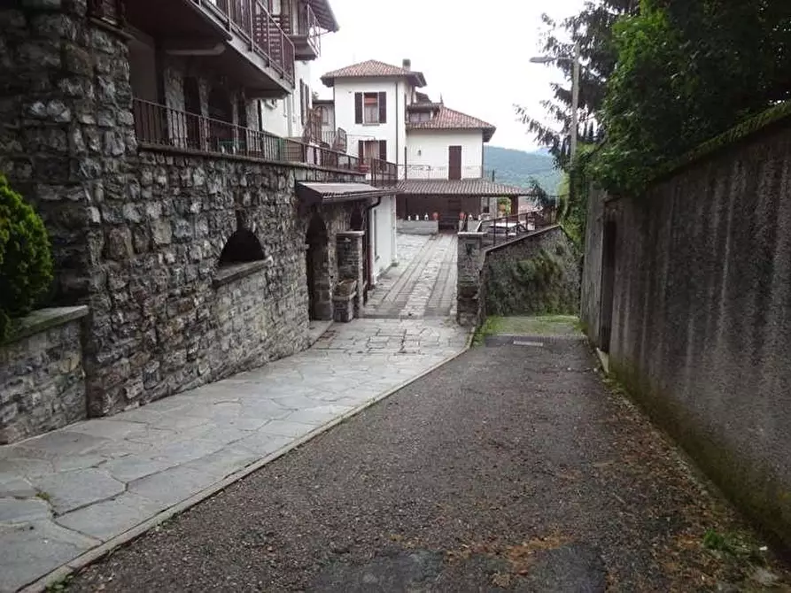 Immagine 1 di Casa bifamiliare in vendita  a Sormano