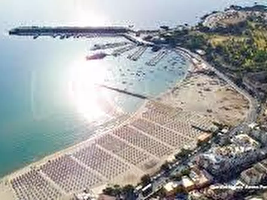 Immagine 4 di Garage in vendita  a Giardini-Naxos