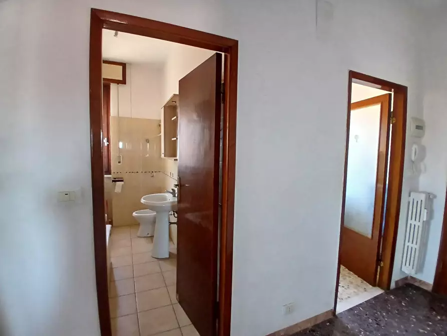 Immagine 11 di Appartamento in vendita  a Livorno