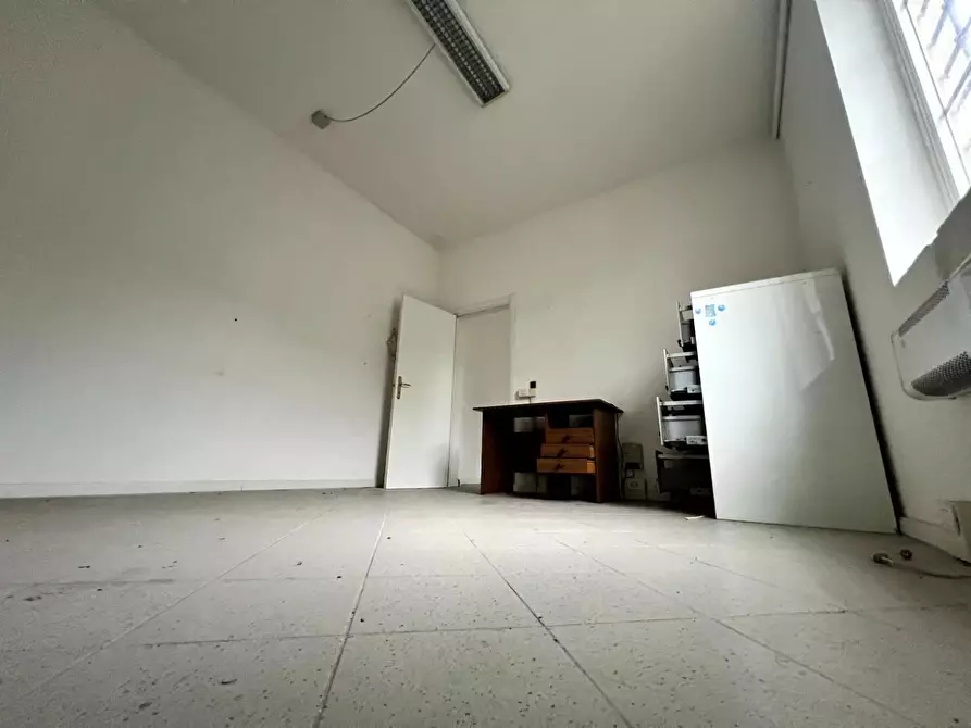 Immagine 11 di Magazzino in vendita  a Borgo A Mozzano