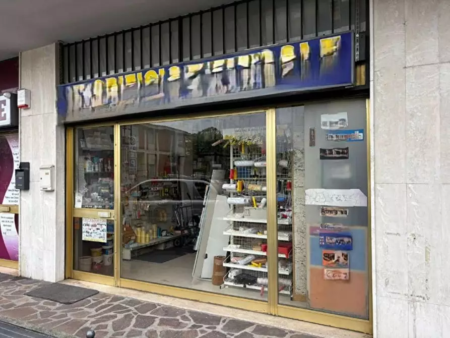 Immagine 1 di Negozio in vendita  a Seriate