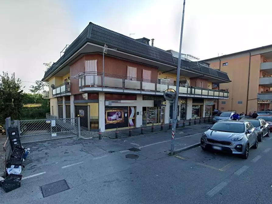 Immagine 2 di Negozio in vendita  a Seriate