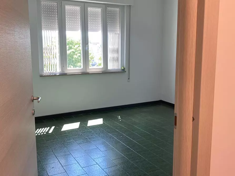 Immagine 3 di Ufficio in affitto  a Lucca