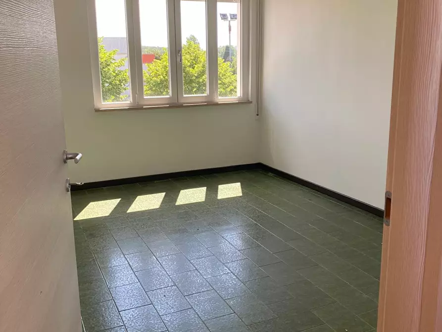 Immagine 7 di Ufficio in affitto  a Lucca